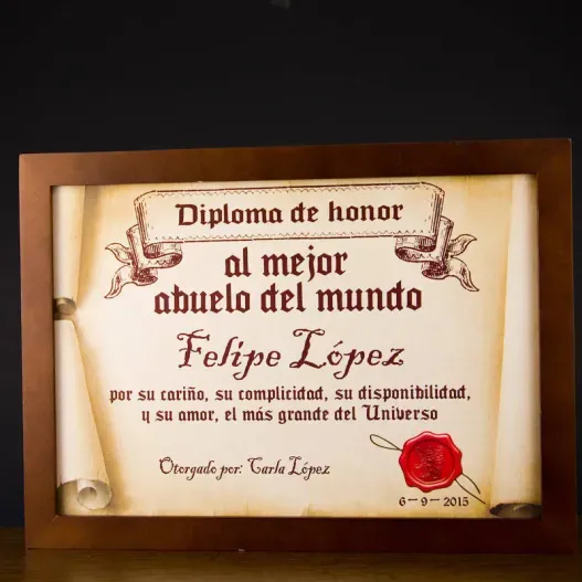 Diploma pergamino al mejor abuelo (Detalle de presentación)
