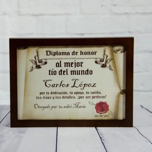 Diploma pergamino al mejor t&iacute;o (Detalle de presentación)