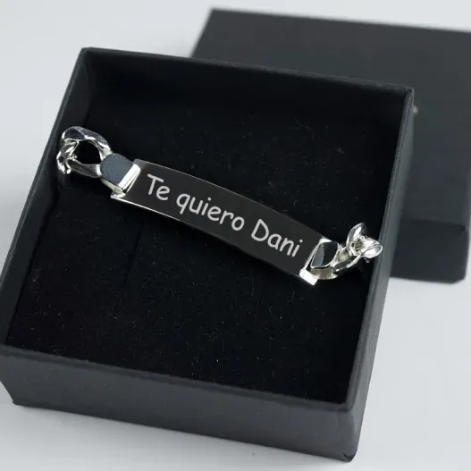 Esclava de plata para hombre grabada (Detalle de presentación)