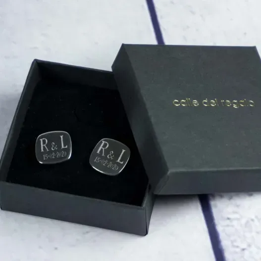 Gemelos cuadrados de plata grabados (Detalle de presentación)