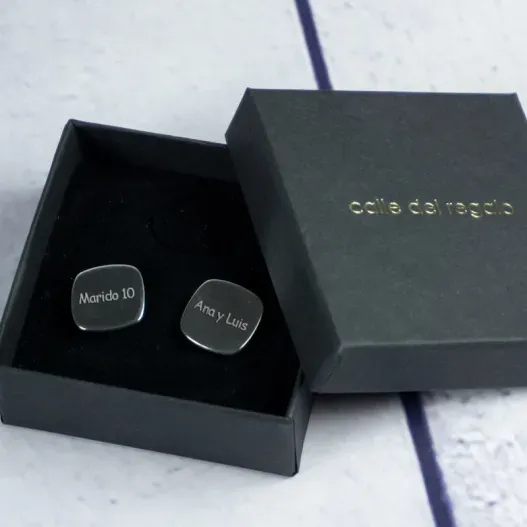 Gemelos de plata cuadrados grabados (Detalle de presentación)