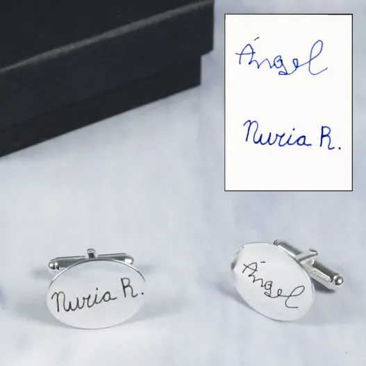 Gemelos de plata grabados con tu letra (Vista alternativa)