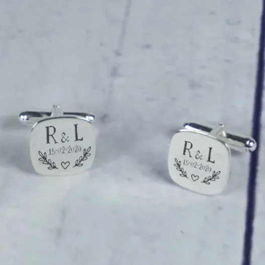 Gemelos de plata grabados para boda (Detalle de presentación)