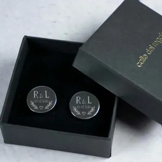 Gemelos de plata grabados para novio (Foto de catálogo)