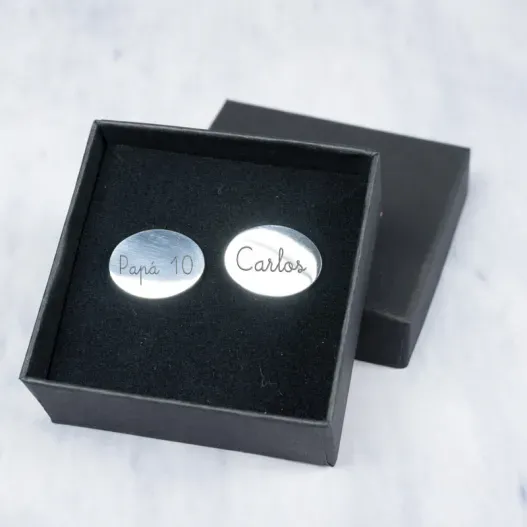 Gemelos de plata grabados para hombre (Detalle de presentación)