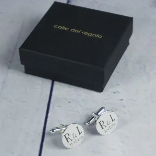 Gemelos redondos de plata grabados (Detalle de presentación)