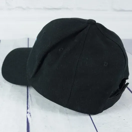 Gorra de algod&oacute;n org&aacute;nico bordada (Detalle de presentación)