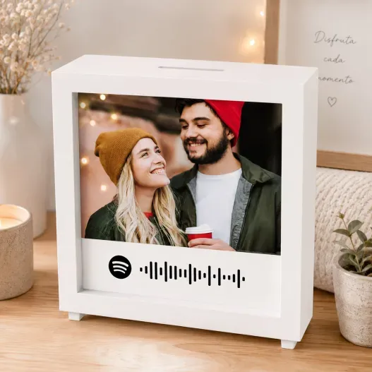 Hucha de Madera Personalizada con Foto y C&oacute;digo Spotify (Vista alternativa)