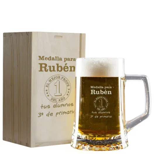 Jarra de cerveza con medalla al mejor profe (Foto de catálogo)