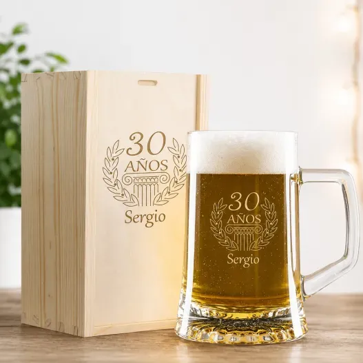 Jarra de cerveza en caja de madera para cumplea&ntilde;os