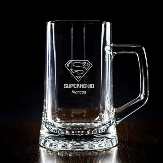 Jarra de cerveza en estuche Supernovio grabado (Detalle de presentación)