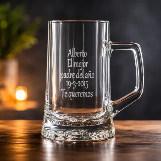 Jarra de cerveza grabada (Vista alternativa)