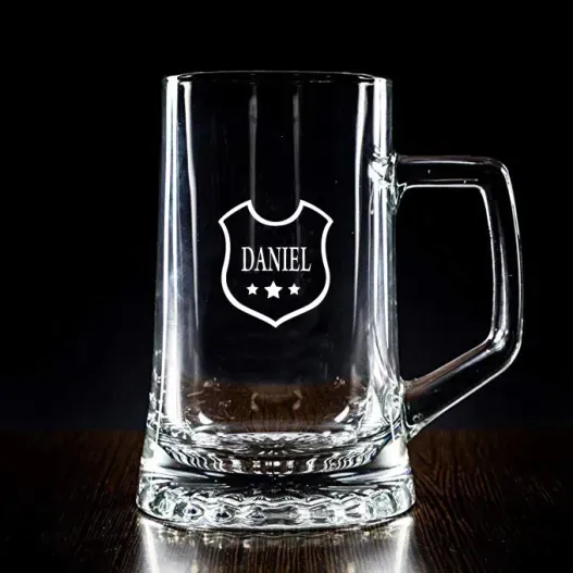 Jarra de cerveza grabada con su nombre (Idea de regalo original)