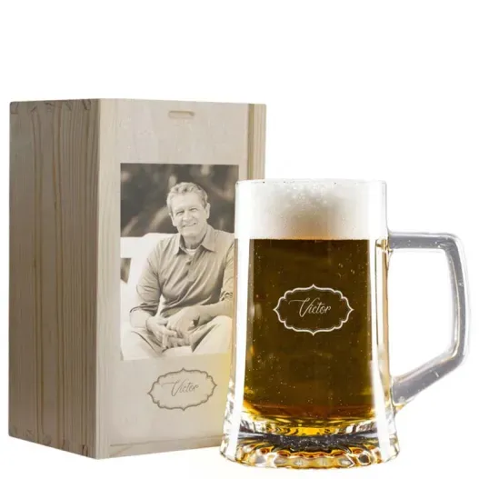 Jarra de cerveza grabada en caja de madera con foto (Vista alternativa)
