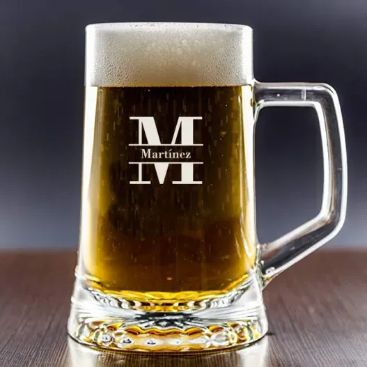 Jarra de cerveza inicial en estuche grabado (Idea de regalo original)