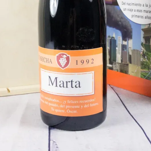 Kit a&ntilde;o de nacimiento 'D&eacute;cada de los 90' (Detalle de presentación)