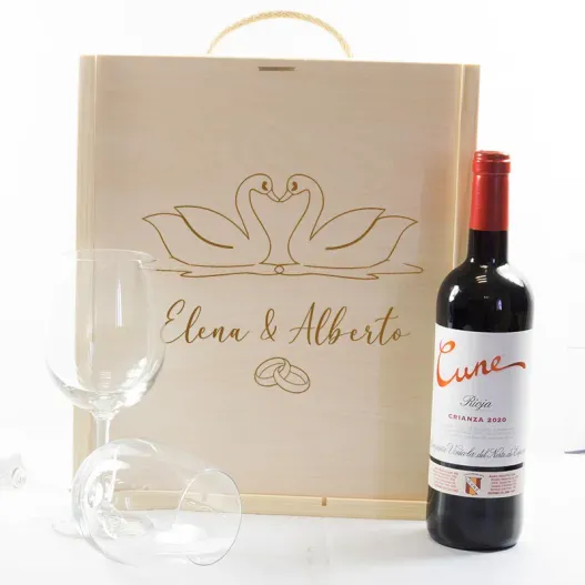Kit con Vino Cune Crianza con caja grabada (Detalle de presentación)