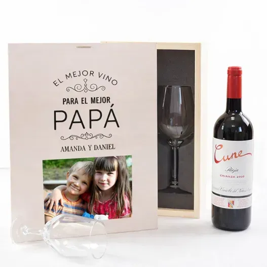 Kit con Vino Cune Crianza con caja impresa (Foto de cerca)