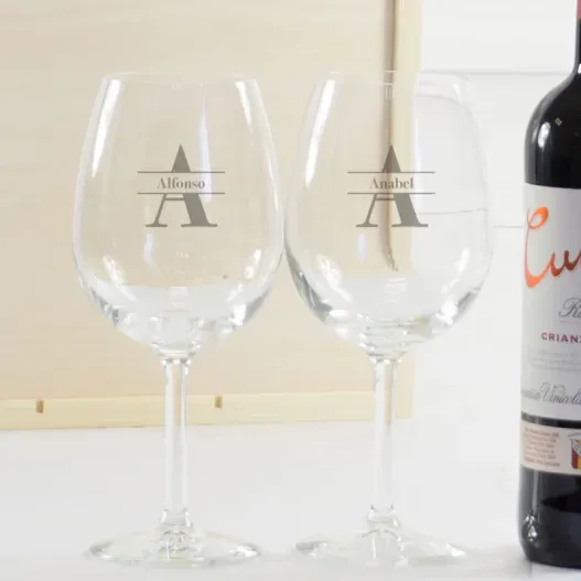 Kit con Vino Cune Crianza con copas grabadas (Vista alternativa)