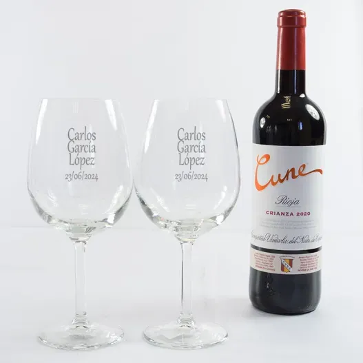 Kit con Vino Cune Crianza con copas grabadas (Idea de regalo original)