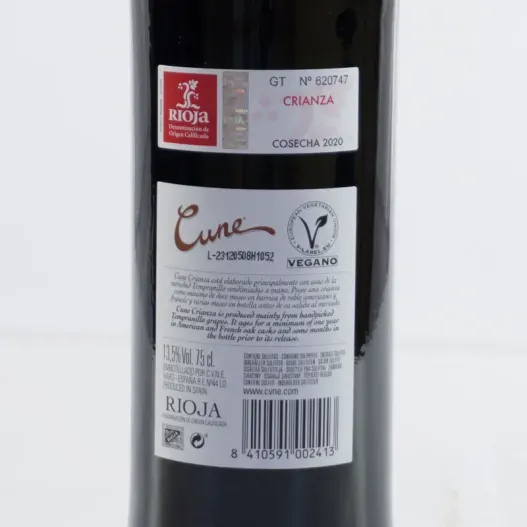 Kit con Vino Cune Crianza con copas grabadas (Detalle de presentación)