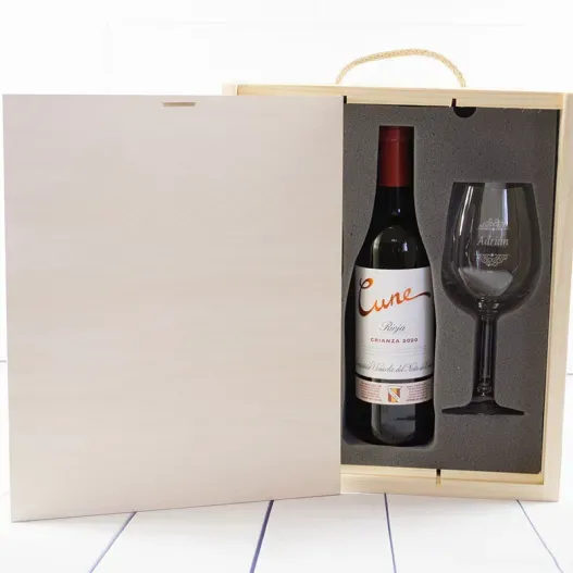 Kit con Vino Cune Crianza con copas grabadas (Foto de catálogo)