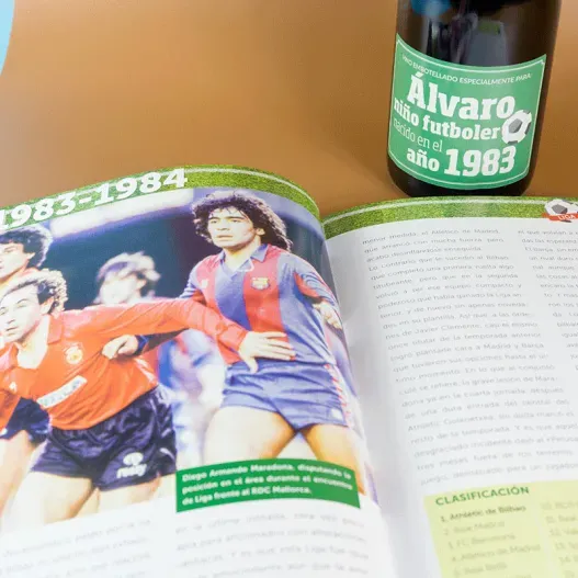 Kit futbolero 'libro y botella de vino' personalizada de los 80 (Idea de regalo original)