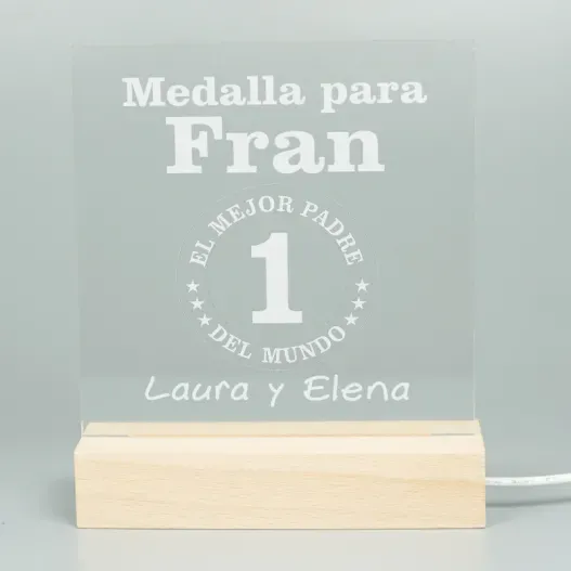 L&aacute;mpara led grabada con medalla al mejor padre (Detalle de presentación)