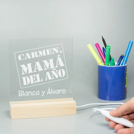 L&aacute;mpara led grabada 'Mam&aacute; del a&ntilde;o' (Detalle de presentación)