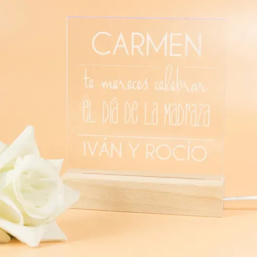 L&aacute;mpara led grabada para madre 'Te mereces' (Detalle de presentación)