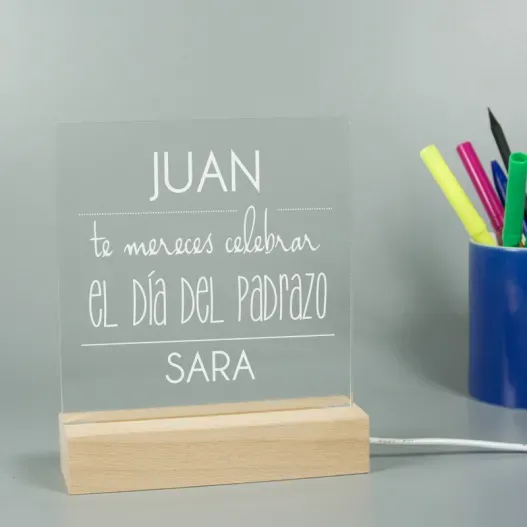 L&aacute;mpara led grabada para padre 'Te mereces' (Vista alternativa)