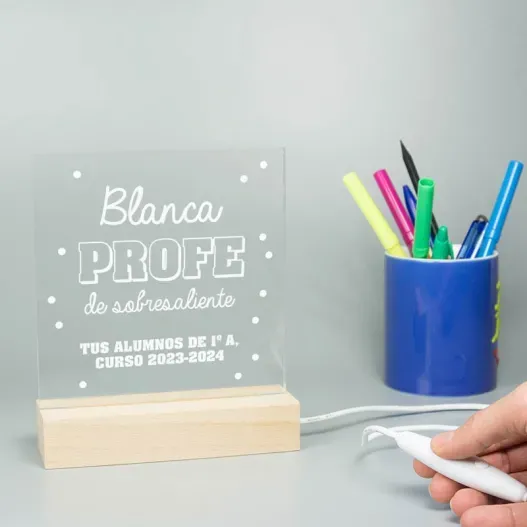 L&aacute;mpara led grabada 'Profe de sobresaliente' (Vista alternativa)