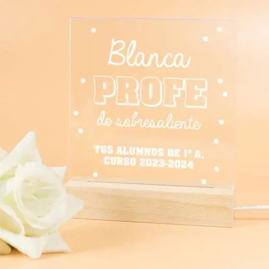 L&aacute;mpara led grabada 'Profe de sobresaliente' (Detalle de presentación)