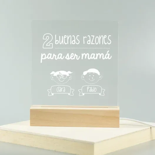 L&aacute;mpara led grabada 'Razones para ser mam&aacute;' (Detalle de presentación)
