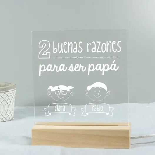 L&aacute;mpara led grabada 'Razones para ser pap&aacute;' (Detalle de presentación)