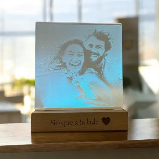 L&aacute;mpara LED personalizada con foto grabada