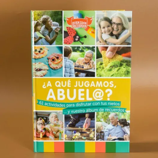 Libro &iquest;A qu&eacute; jugamos, abuel@? con tarjeta con foto (Detalle de presentación)
