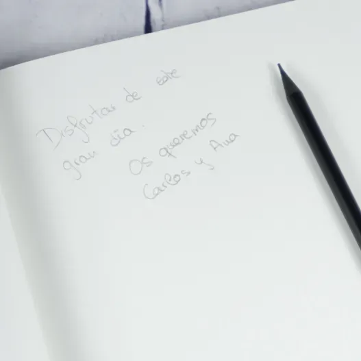 Libro de firmas: T&uacute; y yo, el libro de nuestra boda (Detalle de presentación)