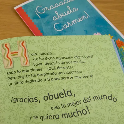 Libro Gracias abuela con tarjeta personalizada (Foto de catálogo)