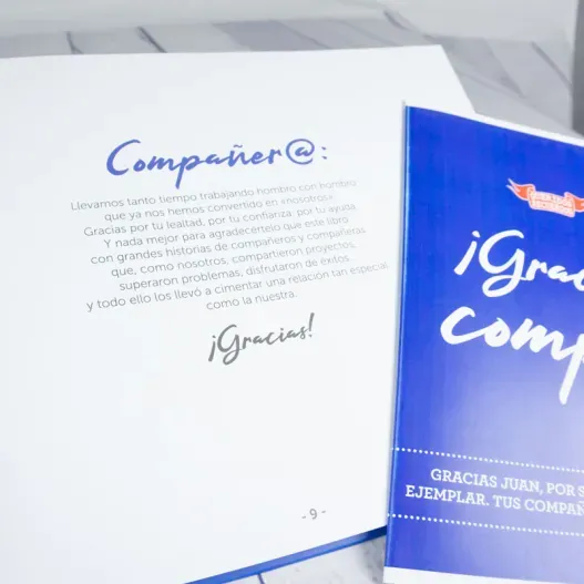 Libro &iexcl;Gracias compi! con tarjeta personalizada (Vista alternativa)
