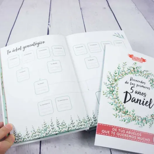 Libro 'Recuerdos de tus primeros 5 a&ntilde;os' con tarjeta personalizada (Vista alternativa)