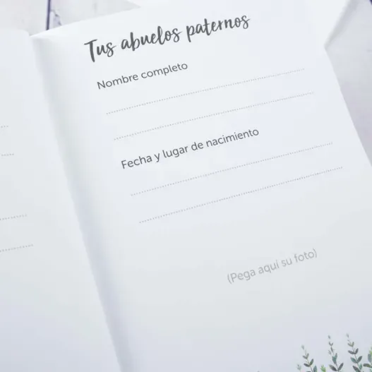 Libro 'Recuerdos de tus primeros 5 a&ntilde;os' con tarjeta personalizada (Detalle de presentación)