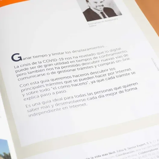 Libro 'Tr&aacute;mites por internet' con tarjeta personalizada (Idea de regalo original)