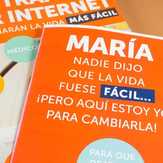 Libro 'Tr&aacute;mites por internet' con tarjeta personalizada (Detalle de presentación)