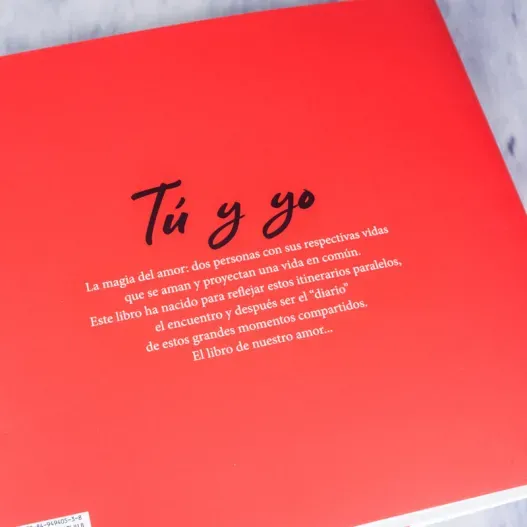 Libro T&uacute; y yo con tarjeta personalizada (Detalle de presentación)