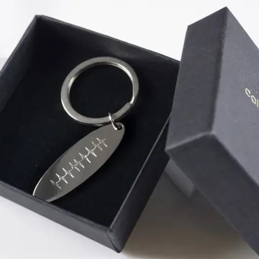 Llavero de acero personalizado 'Latidos' (Detalle de presentación)