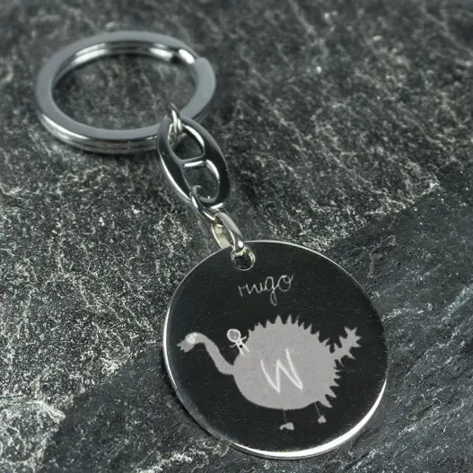 Llavero de plata con el dibujo de tu hijo grabado (Vista alternativa)