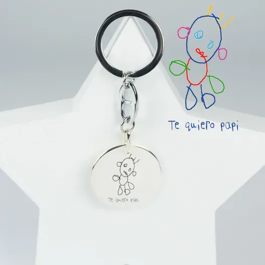 Llavero de plata con el dibujo de tu hijo grabado (Detalle de presentación)