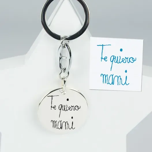 Llavero de plata con tu letra grabado (Detalle de presentación)