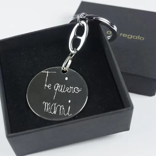 Llavero de plata con tu letra grabado (Idea de regalo original)